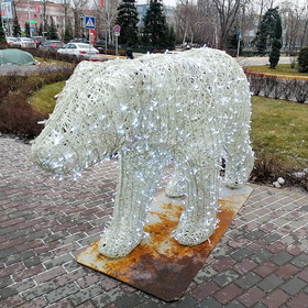 Новогодняя фигура белого медведя
