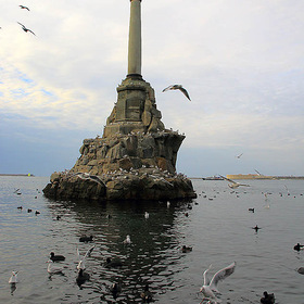У памятника Затопленным Кораблям